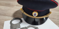 фуражка полицейского и наручники - ИА Nord-News.Ru