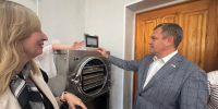Школьники доверили депутату запуск нового оборудования - Законодательное Собрание