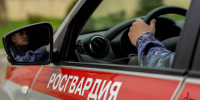 Сотрудники Росгвардии по городу Мурманску задержали местного жителя, устроившего скандал у ресторана на проспекте Кольском - Росгвардия