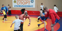 Сила в семье: спасатели со всей Курганской области освоили самбо вместе с детьми - Область 45