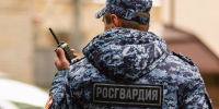 Сотрудники Росгвардии по городу Мурманску задержали местного жителя, устроившего скандал у ресторана на проспекте Кольском - Murman.Ru