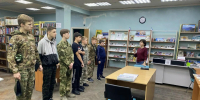Экскурсия воспитанников клуба «Грифон» в музейную комнату «Боевой славы». Партенитская поселковая библиотека - Алуштинская ЦБС