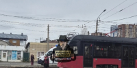 ДТП с троллейбусом / Фото: паблик в мессенджере Мах "Инцидент Барнаул" - ИА Амител