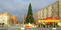 Новогодний сезон открыт: на площади Победы в Стрежевом установили елку - ГТРК Томск