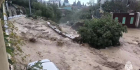 В троллейбусном парке в Ялте подпорная стена рухнула из-за паводковых вод - M24.Ru