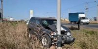 В Волжском Mitsubishi Pajero вылетел с дороги и врезался в рекламный щит - Блокнот Волжского