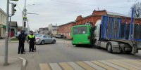 Три человека пострадали: водитель грузовика протаранил автобус в Красноуфимске - Фото 2 - JustMedia