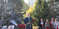 В Казани возложили цветы к памятнику народного башкирского поэта  Мустая Карима - Администрация г. Казань