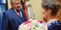 Глава администрации Уфимского района Николай Ельников поздравил с днём рождения маму Героя России Ильдара Суфиярова - Уфимский район