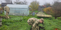 Новгородские росгвардейцы помогли на дачном участке ветерану Великой Отечественной войны - Росгвардия