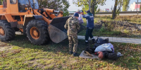 Сотрудники МБУ «Благоустройство» и представители ООО «Агроснабсахар» провели субботник на пешеходной зоне вдоль окружной трассы - Allelets.Ru