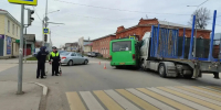 Автобус и грузовик столкнулись в Красноуфимске - ГТРК Урал