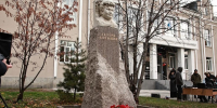 Памятник в Горно-Алтайске, посвященный классику алтайской литературы Лазарю Кокышеву - Сетевое издание Толк
