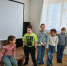 Дети младшего школьного возраста в комнате репетируют — несколько детей стоят у стены с окном, слева виден проекторный экран и скамьи. - 168.Ru