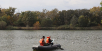 На Новотроицком водохранилище спасатели помогли двум рыбакам на пробитой лодке  - Телеканал СвоёТВ