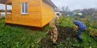 Росгвардия помогла новгородскому ветерану с сезонными огородными делами - Газета Новгород