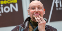 Певец Шура рассказал, что потерял зубы прямо во время выступления на сцене - M24.Ru