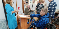 Участники инклюзивной экскурсии знакомятся с экспонатами музея уездной медицины имени В. М. Бехтерева в Елабуге. - Газета Новая Кама