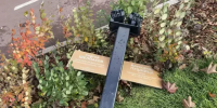 В Омске на обновлённой Аллее Чемпионов сломали фонарную стойку с табличками - Om1.Ru