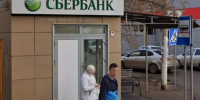 В Астрахани на остановке три года не убирают площадку после демонтажа банкомата Сбера - Сетевое издание Арбуз