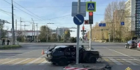 На проспекте Авиастроителей парень за рулём ВАЗа сбил трёх человек и врезался в столб - Ulpravda.Ru