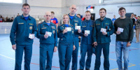 В одной руке — рукав, в другой — медаль ГТО - МЧС России