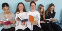 «Почитай на бегу»: «Книжный дворик» перебрался в школу - Портал библиотек