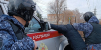 В Новосибирске экипаж вневедомственной охраны Росгвардии задержал мужчину, напавшего на жену с ребенком - Росгвардия