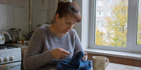 Джинсовые лоскуты укладываю кирпичной кладкой: получается мягкий декор с деревенским шармом - Pg12.Ru