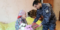 В Кузбассе росгвардейцы поздравили труженицу тыла со 105-летним юбилеем - Росгвардия