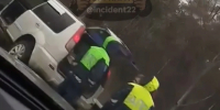 В Барнауле задержали водителя с оружием и наркотиками после погони - Комсомольская Правда