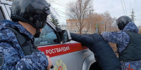 Новосибирец избил супругу в подъезде на глаза у ребёнка - Gorsite.Ru