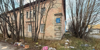 Вместо газона - мусорное поле. Управляющая компания в Мурманске забыла про свою работу - КП Мурманск