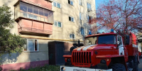 Все почернело: в Челябинске 23 человека выбрались из многоэтажки во время пожара - КП Челябинск