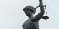Суд признал собственностью Красноярска давно стоявший на улице Mercedes-Benz - Комсомольская Правда