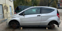 Сняли все колеса с Mercedes алкаши в Воронеже - Обозреватель.Врн