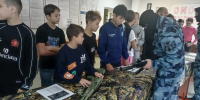 Воспитанники спортивной школы познакомились со службой новокузнецкого спецназа Росгвардии - Росгвардия