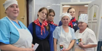 Лужские школьники поздравили поваров с профессиональным праздником - Газета Лужская правда