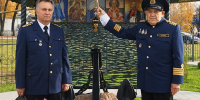 Заместитель генерального директора по безопасности судоходства ООО «Водолёт» В.В. Сидоров и капитан дальнего плавания, почётный гражданин Городецкого округа Н.И. Филимонов у нового мемориала - Газета Городецкий вестник