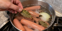 Добавляю это в воду - и сосиски в разы вкуснее: на кухне пахнет как в хот-дожной из 90-х - Pro Город Ухта