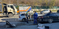 Людей зажало в салоне: спасатели "вырезали" из авто пострадавших в ДТП во Владивостоке - ГТРК Владивосток