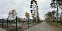 Прокуратура заставила огородить заброшенные аттракционы в парке Большеречья - Комсомольская Правда