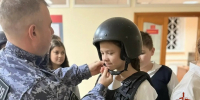 Школьники Лесосибирска побывали в гостях у сотрудников Росгвардии - Росгвардия