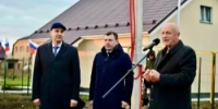 Губернатор Свердловской области Денис Паслер 21 октября вручил ключи от четырех новых домов работникам бюджетной сферы Верхотурья. Служебное жилье получили два врача Центральной районной больницы Верхотурского района и два педагога местных школ. - Администрация Северного управленческого округа