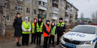 Школьники и студенты раздали пешеходам светоотражатели в Усть-Илимске - Baikal24.Ru