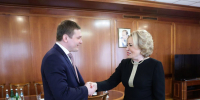 Валентин Коновалов и Валентина Матвиенко. Фото со страницы главы РХ - Пульс Хакасии