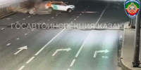 Дежавю на Назарбаева: в Казани каршеринг разбился о бетонные блоки - видео - ТРК Татарстан-Новый век