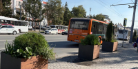 Кашпо с туями из центра Омска убирают до весны - ИА Новый Омск
