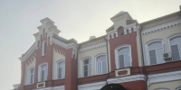 Здание автовокзала в Кинешме на рассвете, вид спереди с человеком у входа - 168.Ru