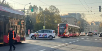 BMW вылетел в женщину на  остановке в Петербурге - Online47.Ru